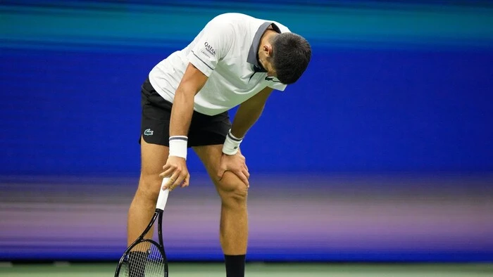 Tennis-Superstar Novak Djokovic hat sich in seinem Auftaktspiel bei den US Open mehrfach auf dem Platz übergeben