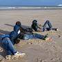 Illegale Migranten auf einem Strand im nordfranzösischen Sangatte