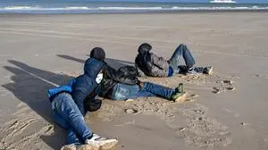 Illegale Migranten auf einem Strand im nordfranzösischen Sangatte