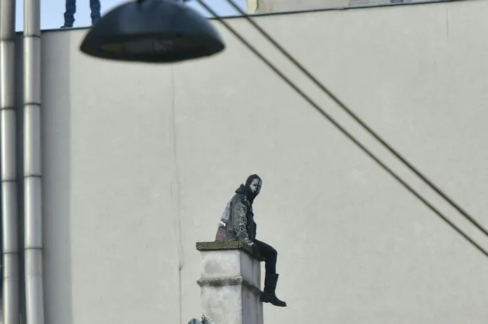 Aktivisten kletterten auf das Dach des zweistöckigen Gebäudes. Die Einsatzkräfte platzierten ein Sprungkissen vor dem Haus.