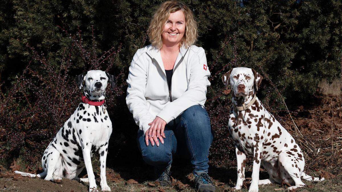 Ein eingespieltes Ermittlerteam: Birgit Mertl mit ihren beiden Hündinnen