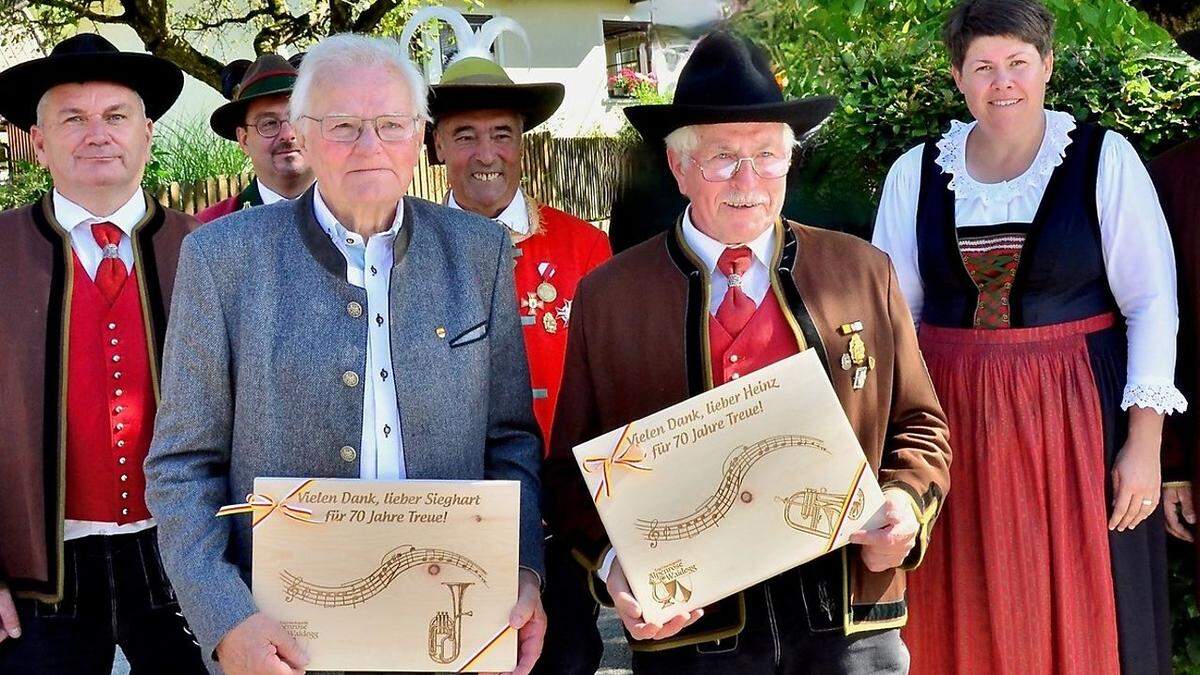 Für 70 Jahre Vereinstreue wurden Sieghard Hochenwarter und Heinz Tschinder ausgezeichnet. Dahinter Andreas Unterasinger, Andreas Zimmermann, Anton Webhofer und Kpm Michaela Posautz