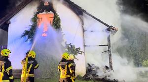 Das Nebengebäude eines Bauernhofs in Goldwörth stand im Mai in Flammen