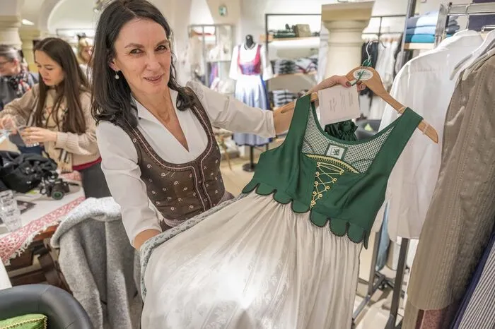 Vom glamourösen Anna-Plochl-Dirndl im Empire-Stil, das sich auch als Hochzeitsdirndl eignet ...