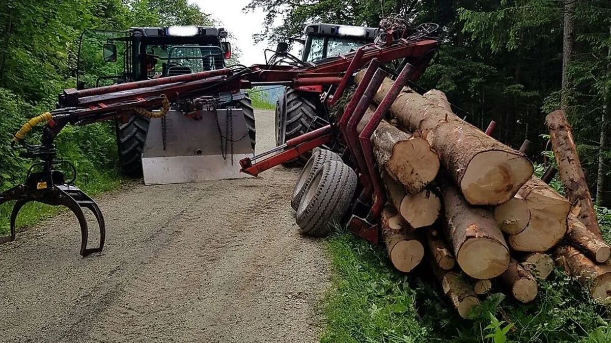Der Traktor und der Holzanhänger wurde mittels zweier Seilwinden geborgen