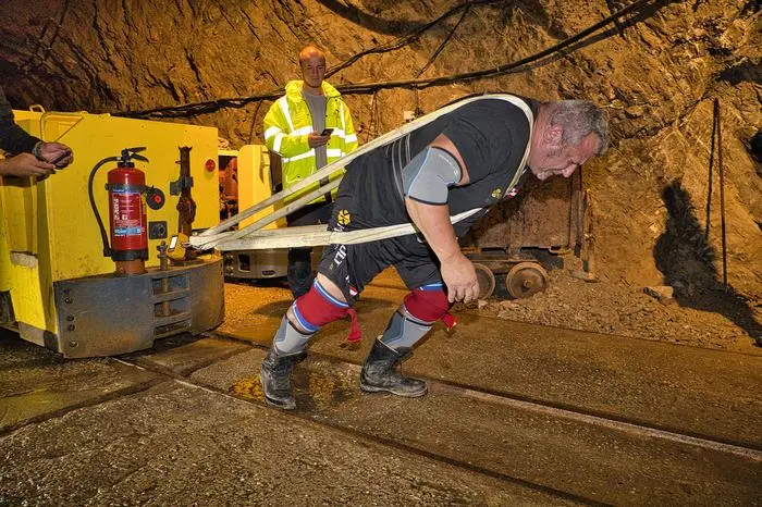 Martin Hoig zog eine tonnenschwere Batterielok mit vier Mannschaftswagen 20 Meter hinter sich her