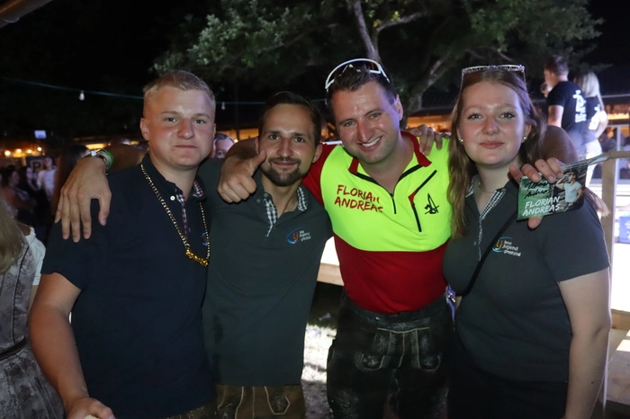 Klicken Sie sich durch die Bilder von Besuchern und Stargästen.