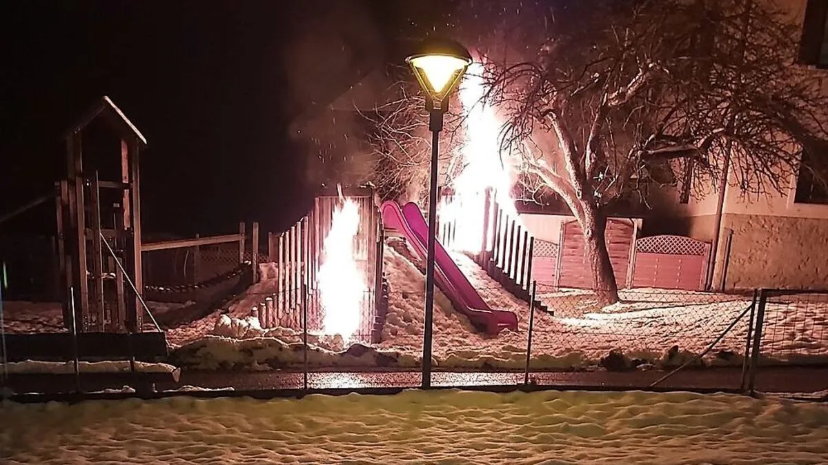 Zwei 13-Jährige verursachten mutwillig einen Brand auf einem Spielplatz