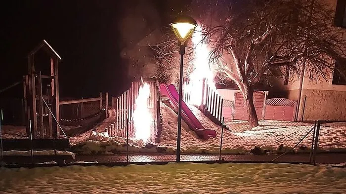 Zwei 13-Jährige verursachten mutwillig einen Brand auf einem Spielplatz
