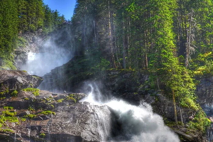 Krimmler Wasserfälle. Mit ihren 385 Metern sind die Krimmler Wasserfälle in Salzburg die höchsten Österreichs. Das kühle Nass donnert über drei Stufen im Nationalpark Hohe Tauern in die Tiefe.