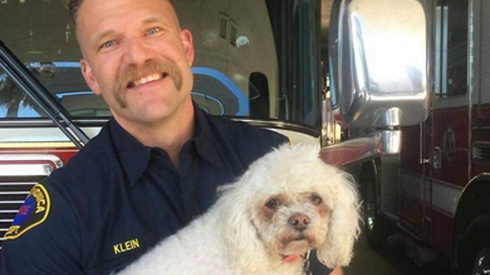 Der Feuerwehrmann Andrew Klein mit dem Hund Nalu Marley