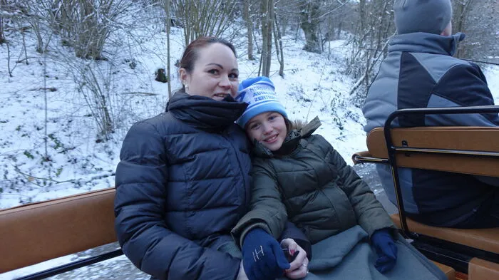 Kuscheln gegen die winterliche Kälte: Valerie mit ihrer Mama Katharina Gründl.