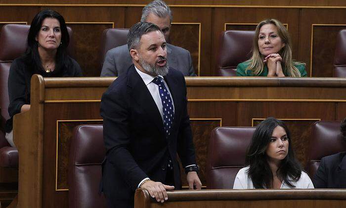 "Vox"-Sprecher Santiago Abascal sicherte Feijóo die Zustimmung seiner Leute zu.