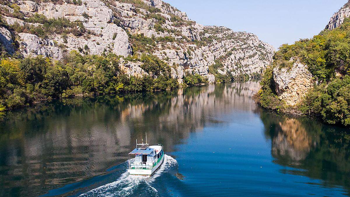 Mit dem umweltfreundlichen Elektroboot den mittleren und oberen Flusslauf der Krka entdecken