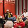 Sarah Ruckhofer mit den beiden Diskussionsgästen Andreas Kranz und Karin Forcher