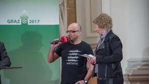 Philip Pacanda spricht in ein Mikro bei der Wahldiskussion der Kleinen Zeitung 2017, mit Moderatorin  Claudia Gigler