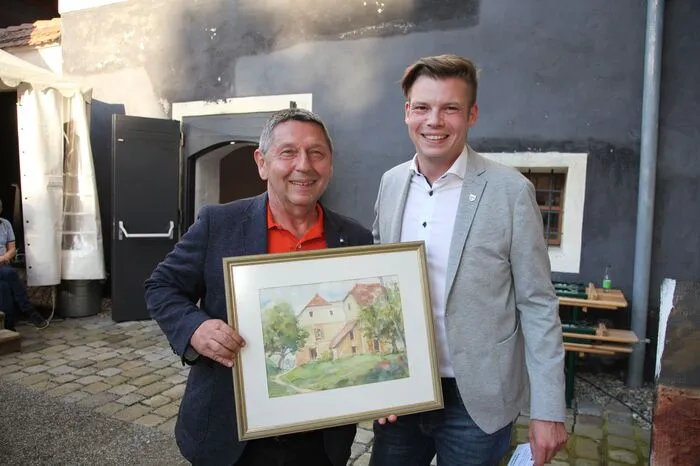 Kulturstadtrat Gregor Sommer gratulierte Käufer Josef Schwaiger.