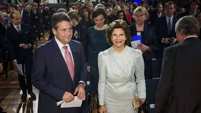 Außenminister Sigmar Gabriel (SPD) sagte in der Laudatio: "Schweden kann froh und stolz sein, mit Königin Silvia eine Persönlichkeit zu haben, die diese Position mit so unglaublich viel Energie, Menschlichkeit und Mut füllt."