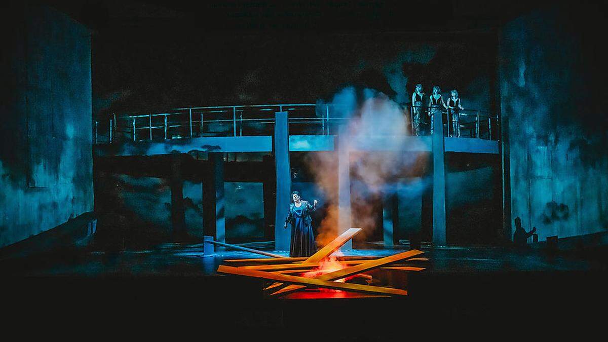 Szene aus der „Götterdämmerung“ mit Brünnhilde (Christiane Libor) und den drei Nornen 