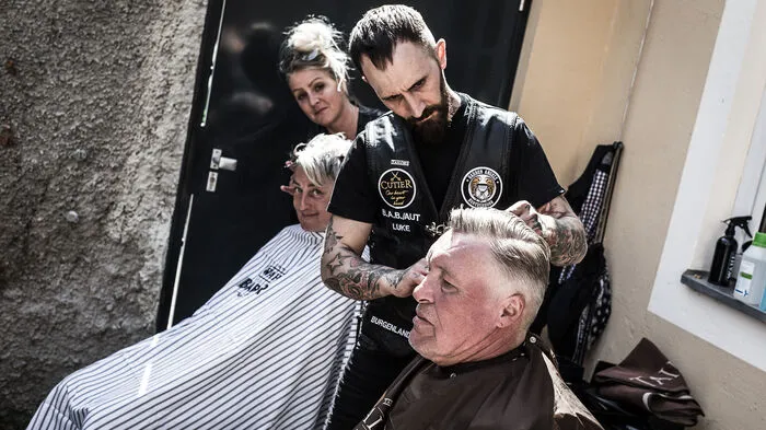 Ein Haarschnitt alleine kann ein Leben zwar nicht ändern, aber er ist für viele der erste Schritt, sein Leben ändern zu wollen. Die "Barber Angels", Friseure, die dem wohltätigen Klub angehören, schneiden Bedürftigen kostenlos die Haare und geben ihnen damit wieder etwas mehr Selbstwertgefühl. Am Sonntag waren sie im Klagenfurter Eggerheim der Caritas.