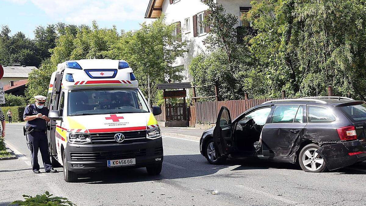 Eines der schwer beschädigten Autos nach der Alkofahrt