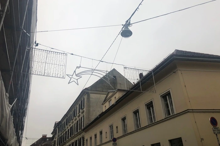 ..und die Beleuchtung angebracht.