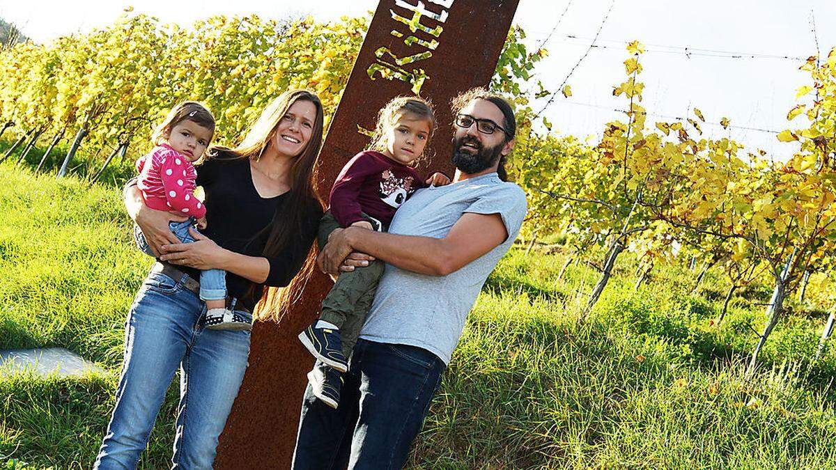 Die Familie Lucia, Sabine, Nora und Dominique David in ihrem Weingarten