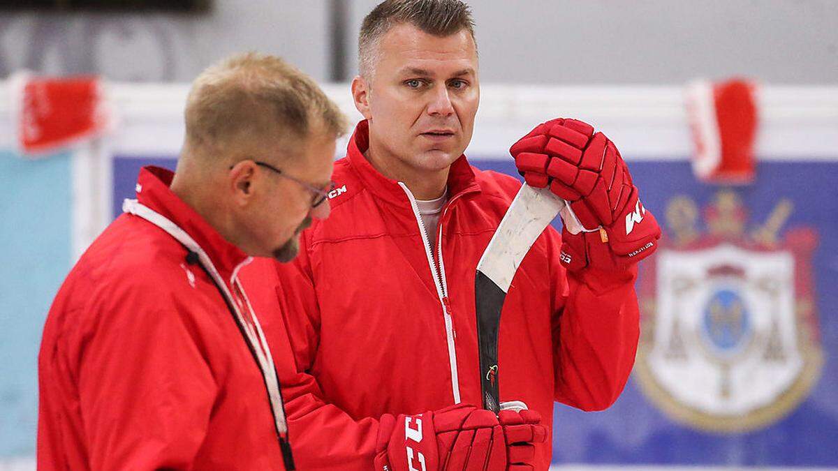 KAC-Torhütertrainer Andrej Hocevar (rechts) mit Cheftrainer Petri Matikainen, der bei den Rotjacken bleibt