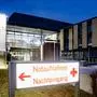 08.01.2022, Schladming, Steiermark, Österreich (Austria): Klinik Diakonissen Schladming - das Krankenhaus in Schladming in der Abenddämmerung zur blauen Stunde, Schild mit der Aufschrift Notaufnahme Nachteingang.
Fotocredit: Martin Huber