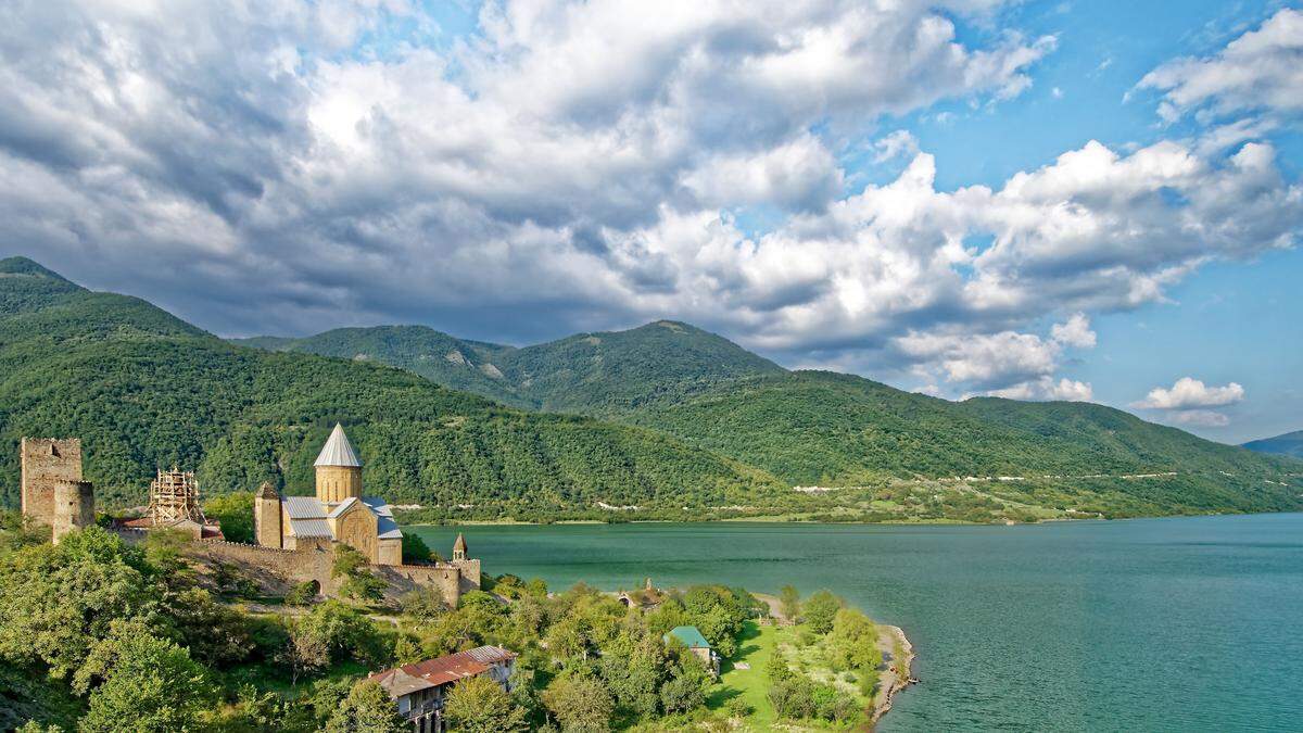 Bereits am zweiten Tag der Reise sehen Sie die imposante Wehrkirche Ananuri über dem Schinwali Stausee