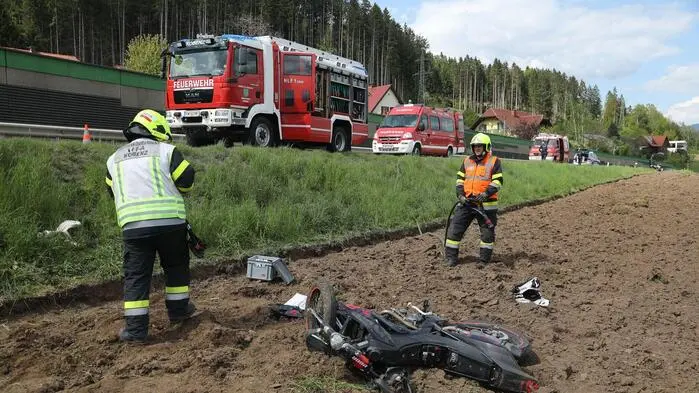 Das Motorrad samt seinem Lenker schlitterte im Gemeindegebiet von Kobenz auf einen Acker