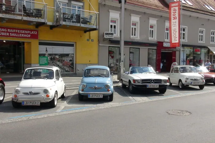 Nostalgiker konnten die Schmuckstücke der Leibnitzer Oldtimerpiloten schon lange, bevor das Teilnehmerfeld im Etappenort in Leibnitz eintraf, die in Reih und Glied aufgestellten Raritäten in aller Ruhe in Augenschein nehmen. Die faszinierende Nostalgieparade reichte vom legendären „Puch-Schammerl“ bis zum Edel-Bentley, über Hits aus den 50-er Jahren bis hin zur Mode von seinerzeit ...