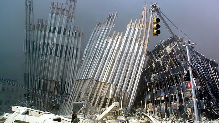 Der 11. September 2001 war in Österreich ein sonninger Spätsommertag, ein Dienstag. In den USA hatte der Tag eben erst begonnen, als in Boston der American-Airlines-Flug 11 (Boeing 767) in Richtung Los Angeles abhob. Zwanzig Minuten nach dem Start, um 8.19 Uhr, erfährt das Bordpersonal von einer Flugbegleiterin, dass der Flug entführt wurde.