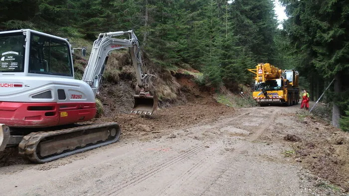 Die Fahrzeuge mussten die vom regen aufgeweichte Forststraße am Stuhleck herauffahren.