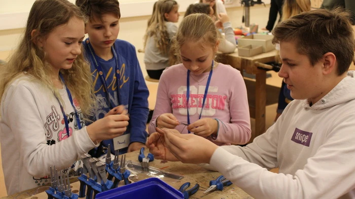 Sich ihre vielleicht zukünftige Schule anzusehen, steht derzeit für viele Volksschüler auf dem Stundenplan. So für die rund 120 Teilnehmer, die am Mittwoch und Donnerstag zum Schnuppertag an die NMS 1 kamen. S