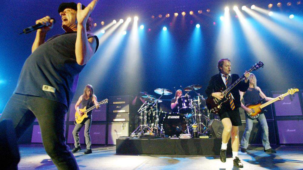 Von links: Brian Johnson, Malcolm Young, Phil Rudd, Angus Young und Cliff Williams bei einem Auftritt 2003 in München 