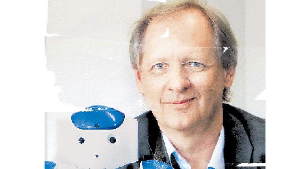 Zerrissene Welt: Ulrich Eberl  mit Roboter „Nao&quot;