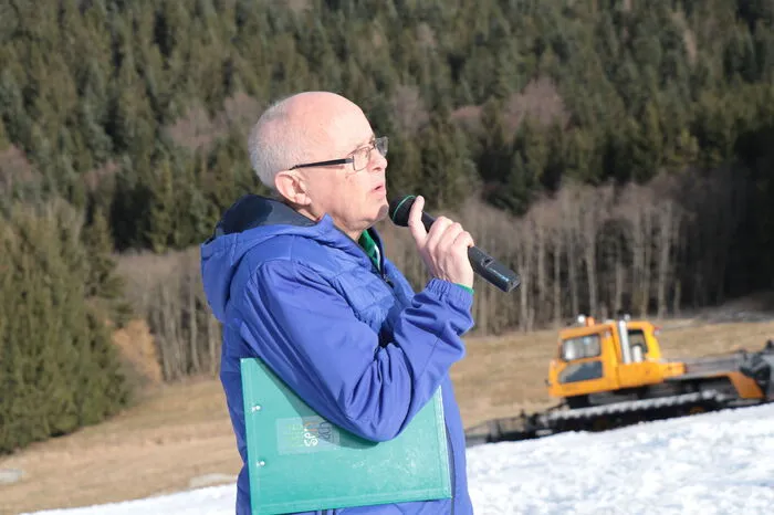 Karl Maderbacher moderierte das Rennen und demonstrierte ...