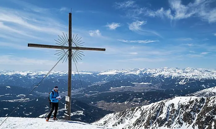 Vom Gipfelkreuz am Preber eröffnet sich der Ausblick auf die Gipfel der Kärntner Nockberge