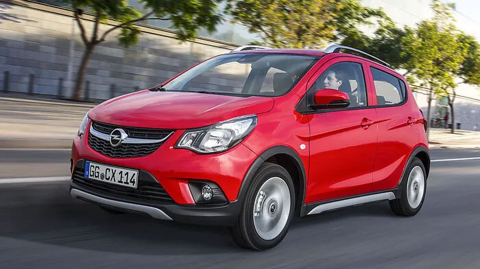 Der Opel Karl Rocks bringt alle praktischen Vorteile seines Zwillingsbruders mit. Fünf Türen, fünf Sitzplätze, kompakte Maße und bei Beladung bis unters Dach 1013 Liter Ladevolumen. Aber – und jetzt kommt's – bei dieser Variante sind der SUV-Look, eine erhöhte Sitzposition für bessere Übersicht sowie ein leichterer Ein- und Ausstieg auch serienmäßig.