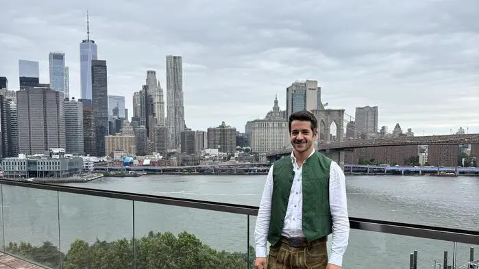 Skyline und Tracht: Für Lukas Zitz die Verbindung seiner beiden Lebenswelten