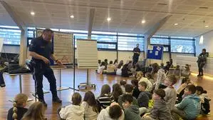 Mit großem Interesse hörten die Schulkinder dem Polizisten Robert Frauwallner zu, als er sie über den richtigen Umgang mit digitalen Medien informierte
