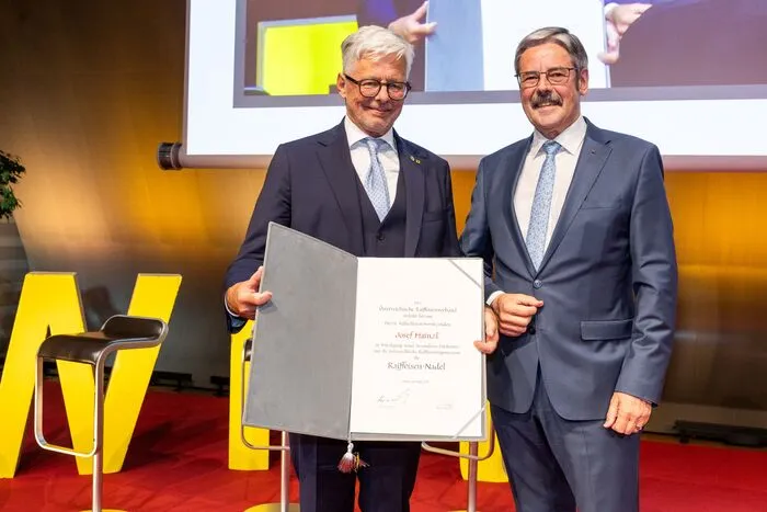 Erwin Hameseder, Generalanwalt des Österreichischen Raiffeisenverbands ehrte den scheidenden RLB-Aufsichtsratschef Josef Hainzl
