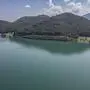 Das Bild zeigt eine Luftaufnahme des Klopeiner Sees mit Blick auf das Südufer