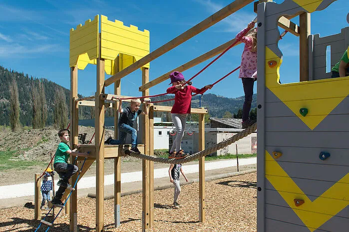 Unweit der Burgbaustelle in Friesach können junge Besucher auch spielerisch in das Mittelalter eintauchen. Der dortige Spielplatz ist nämlich ebenfalls im Stile einer Burg gestaltet. Dieser bietet Kindern viele Möglichkeiten, sich auszutoben, und ist bei freiem Eintritt zu benutzen.