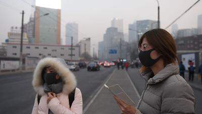 Zwei Frauen schützen sich vor dem Smog