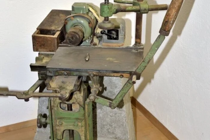 Ein Unikat ist die vom Firmengründer selbst gebaute, rund 200 Kilogramm schwere, Bohrmaschine auf einem Betonsockel aus den 1950er-Jahren.