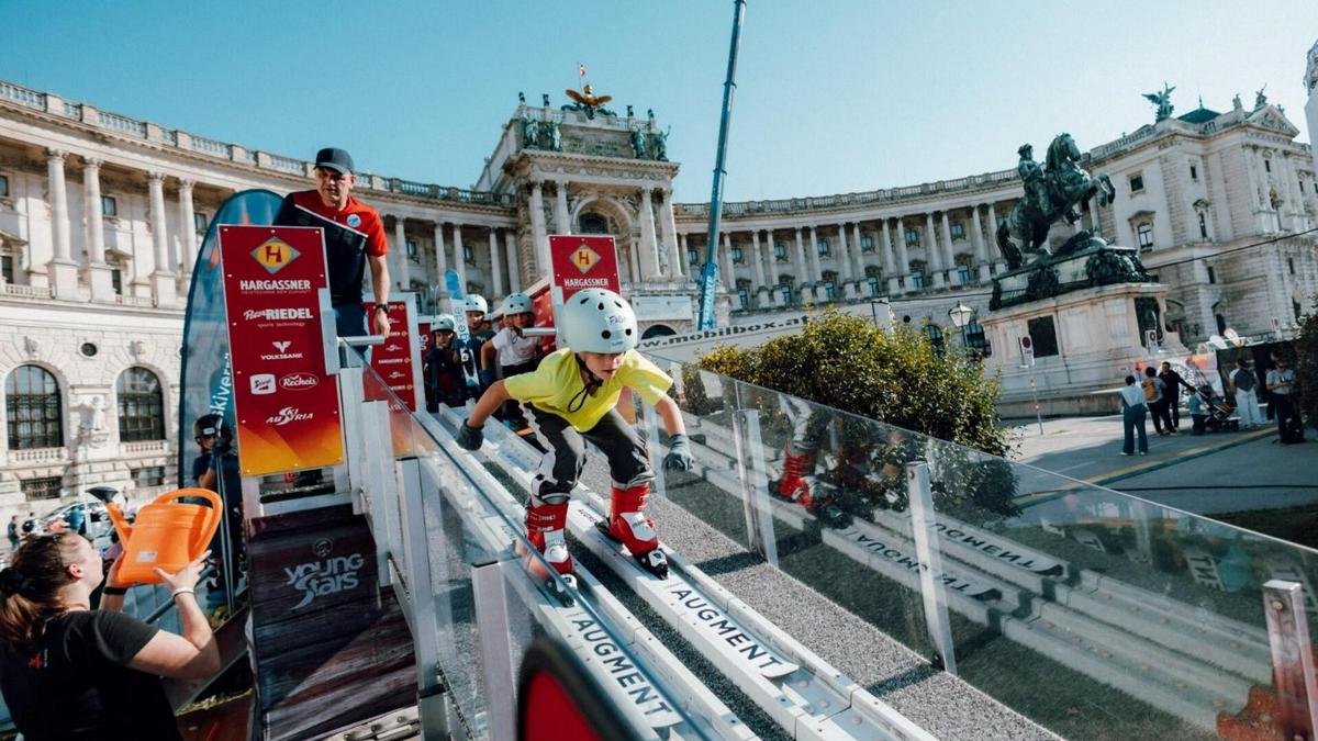 Die Kinder-Skisprung-Mattenschanze war erst kürzlich beim Tag des Sports vor der Hofburg in Wien aufgebaut