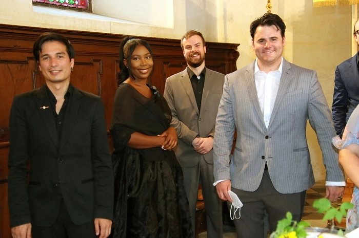 Mit „Spirituals, Gospels und Mehr“ begeisterten die jungen Sängerinnen und Sänger unter der Leitung von Alfonse Anderson und Hope Koehler. Am Klavier begleiteten sie Sage Fogle und Joel Goodfellow.