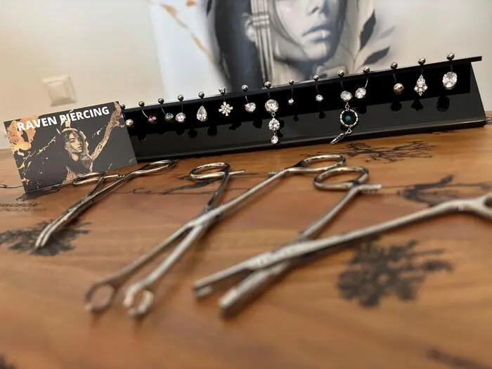 Neben Zahnschmuck bietet Kaplan auch Piercings, Waxing und weitere kosmetische Behandlungen an